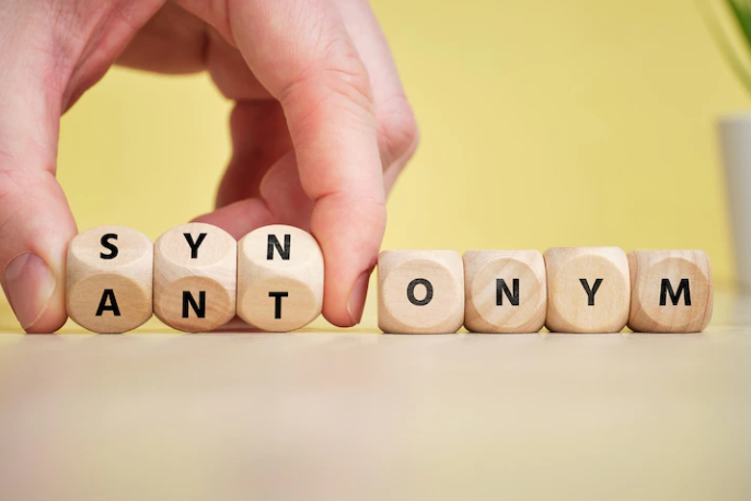 The word synonym and antonym is written on a wooden dice