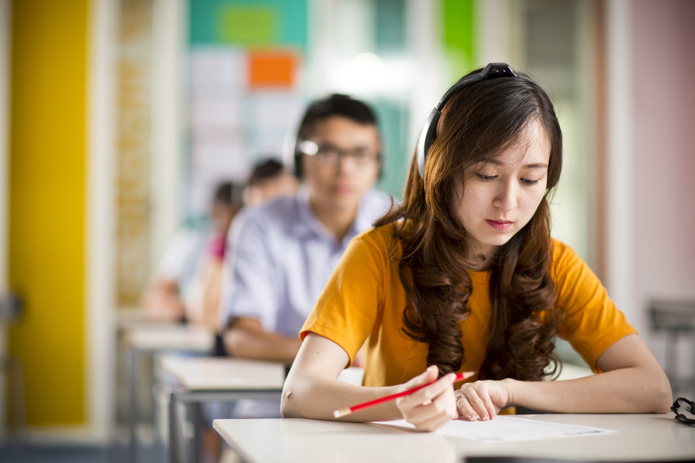 Taking notes in listening